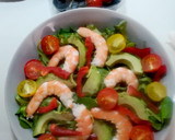 Foto del paso 2 de la receta: Ensalada de langostinos, aguacate y tomates cherry