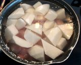 A picture of step 3 of Simmered Daikon and Chicken (大根と鶏肉煮物).