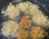 A picture of step 6 of Instant noodles pakoray.