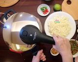 一鍋三菜 Part2~栗子炊飯&酸辣涼拌雞絲&暖心洋蔥雞湯【WMF 6.5L Fusiontec 快力鍋】的食譜步驟11照片