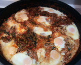 Foto del paso 3 de la receta: Huevos al plato con espinacas y guisantes congelados