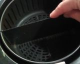 Foto del paso 5 de la receta: Pollo y papas condimentados en freidora por aire 🐥🥔🔁