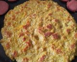 Foto del paso 3 de la receta: "Pizza" con base de coliflor al sartén de salchicha, queso y tomate🧀🍅🥫🍕