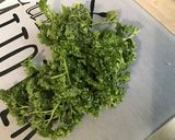 Une image de l'étape 6 de Concombre mariné crème et herbes salade feuille de chêne.