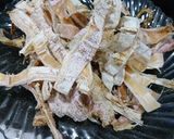 Hình bước làm 1 của món Mực khô rim chua ngọt