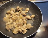 Foto del paso 6 de la receta: Solomillo en salsa con champiñones, puré de patata y compota de pera