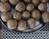 A picture of step 5 of Gond laddu.