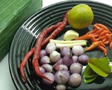 Foto langkah ke 1 dari resep Tempe Penyet Sambal Matah Praktis.