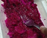 Foto langkah ke 3 dari resep Puding Susu Lapis Buah Naga.