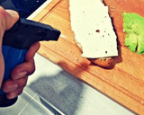 Foto del paso 3 de la receta: Tostada integral con queso, aguacate y salsa atascaburras