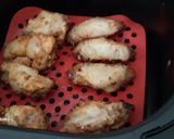 Foto del paso 5 de la receta: Alitas de pollo con mostaza en airfryer y ensalada líquida