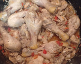 Foto del paso 3 de la receta: Espaguetis y muslitos de pollo en salsa picante de tomate con cerveza