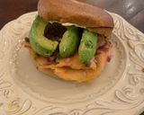 Foto del paso 4 de la receta: Bagel con salmón y aguacate