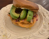 Foto del paso 4 de la receta: Bagel con salmón y aguacate