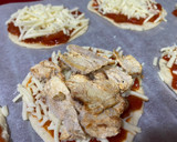 Foto del paso 2 de la receta: Mini pizzas de sabores