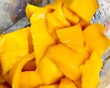 A picture of step 1 of Classic Mangoes & strawberry daiquiri.