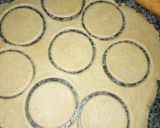 A picture of step 3 of Circled mini meatpies.