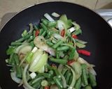 Foto langkah ke 3 dari resep Tumis Kornet Kacang Panjang.