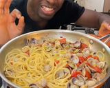 Foto del passaggio 14 della ricetta Spaghetti alle vongole