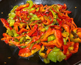 Foto del paso 6 de la receta: Escalopas de lomo con pimientos, queso y guarnición de verdura confitada