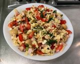 Une image de l'étape 13 de Salade de pâtes au porc, tomates, champignons, feta et cornichons.