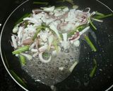 Hình bước làm 2 của món Tokbokki mực kim chi của Mei