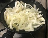 Foto del paso 1 de la receta: Empanadillas de queso de cabra y cebolla caramelizada