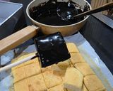 Foto langkah ke 7 dari resep Lamington Cake.