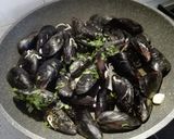 Foto del passaggio 4 della ricetta SOUTE' DI COZZE E VONGOLE o spaghetti cozze e vongole