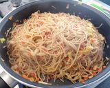 Une image de l'étape 8 de Nouilles sautées aux légumes.