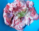 Foto del paso 1 de la receta: Guiso de cordero en salsa de cebollas blancas y especias