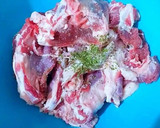 Foto del paso 1 de la receta: Guiso de cordero en salsa de cebollas blancas y especias