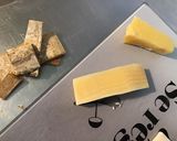 Une image de l'étape 1 de Feuilletés cantal et comté aux raisins et pavot bleu.