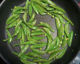 A picture of step 1 of Sugar Snaps Stir Fried with Mince and Fermented Black Beans.