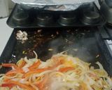 Foto del paso 3 de la receta: Costeletas de cerdo a la plancheta con fideos