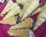صورة لخطوة 4 من وصفة فطائر الهوت دوغ و اللبنة على شكل اقماع لذيذة وسهلة
