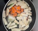 A picture of step 2 of Bánh canh.