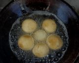 Foto langkah ke 3 dari resep Bola Bola Ketan Goreng Isi Cokelat (Gluten Free).