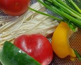 Hình bước làm 1 của món Mì udon nấu cà chua, ớt chuông, nấm kim châm
