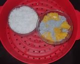 Foto langkah ke 5 dari resep Kukus Ketan Bunga Telang Pisang.