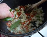 Foto del paso 2 de la receta: Guiso de arroz, papas y salchichas parrilleras