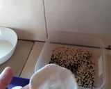 Gambar langkah 5 resipi Kuih Bom bijan hitam.