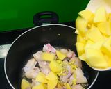 Hình bước làm 2 của món Móng giò 🐷 ninh khoai tây🥔🥔