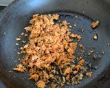 A picture of step 5 of Pla Hang Tang Mo. Watermelon with sweet and salty salmon flakes.