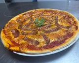 Foto del paso 5 de la receta: Pizza 4 quesos y tomate frito 🥫