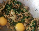 Foto langkah ke 5 dari resep Usus telur daun kemangi.