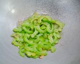 รูปขั้นตอนการทำที่ 3 ของ มะระผัดไข่