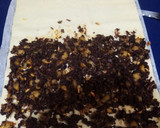 Foto del paso 5 de la receta: Empanada de morcilla manzana y piñones