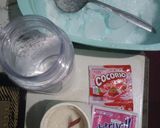Foto langkah ke 1 dari resep Es Kuwut Nutrijell Stroberi Mix Cocorio Stroberi.