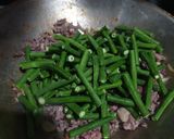 Foto langkah ke 2 dari resep Tumis Daging Sapi Giling Kacang Panjang&Tauge.